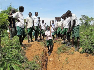 Ochilo-pupils-digging-pipeline