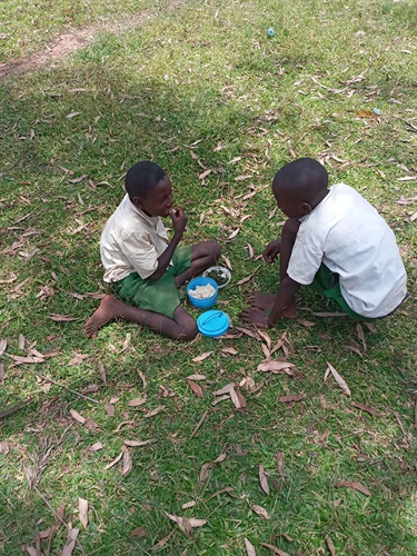 lunchtime-at-Ochilo