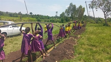 Many hands make pipe laying fun