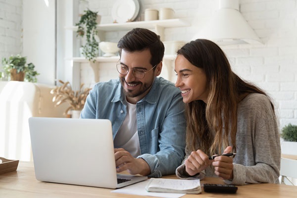 couple-looking-at-computer-600x400.jpg